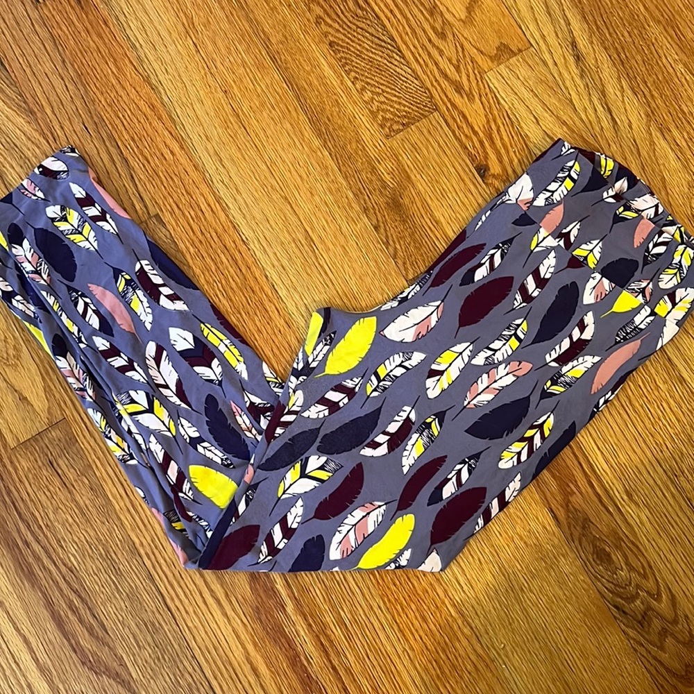 LuLaRoe “Butter Leggings” TC - Feather Pattern